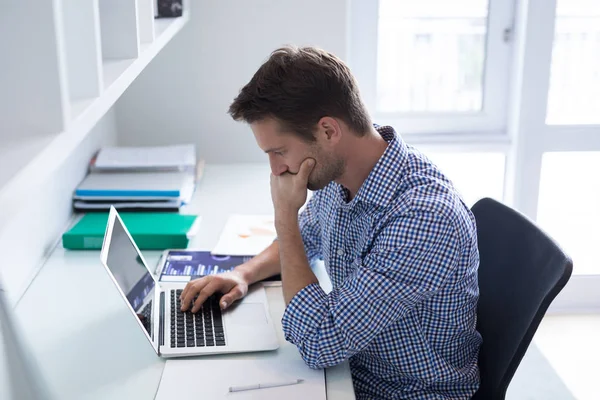 Man using laptop at desk — Stock Photo, Image