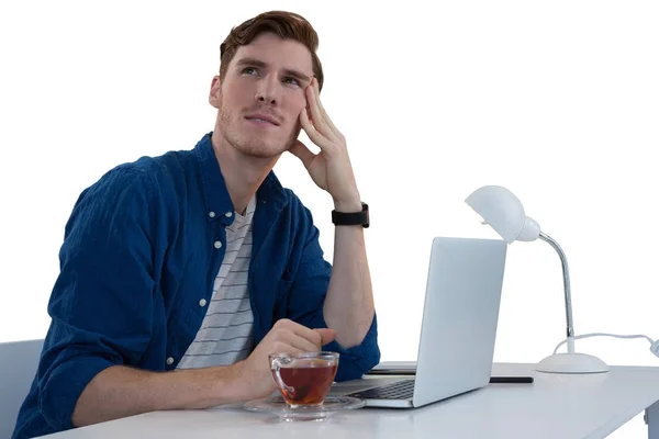 Pensativo ejecutivo masculino usando el ordenador portátil —  Fotos de Stock