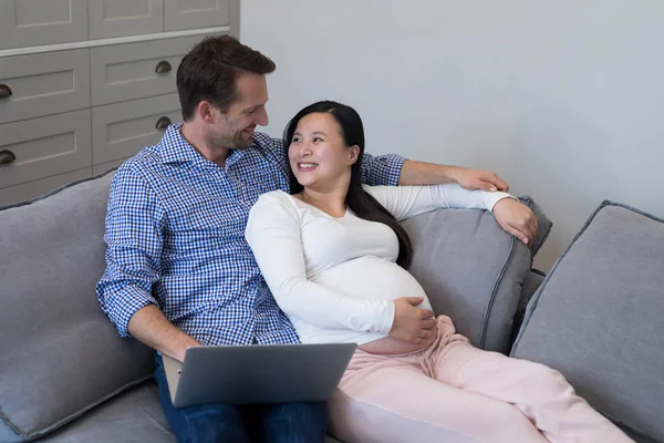 Casal feliz interagindo uns com os outros — Fotografia de Stock