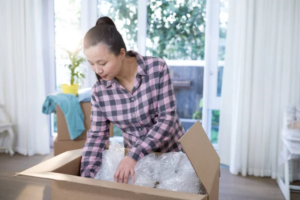 Donna disfare le scatole in nuova casa — Foto Stock