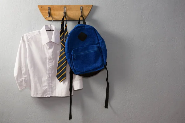 Schoolbag appeso al gancio — Foto Stock