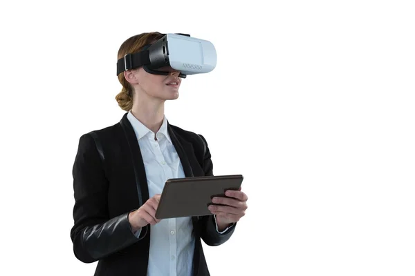 Mulher de negócios usando headset realidade virtual — Fotografia de Stock