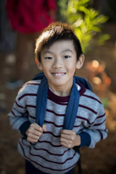 Roztomilý chlapec stojící s školní batoh — Stock fotografie