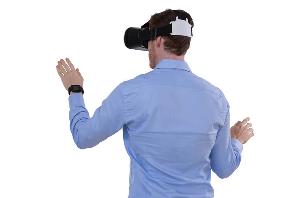使用虚拟现实耳机的男性高管 — 图库照片