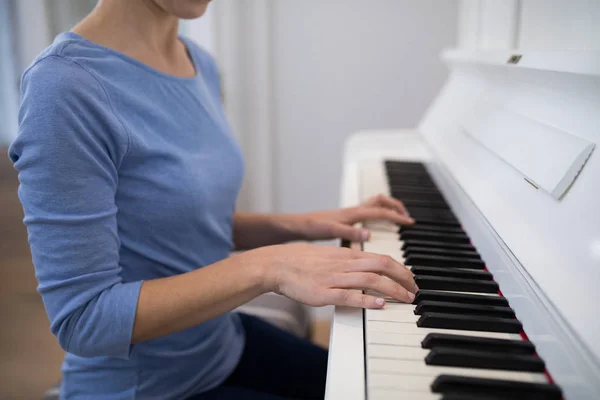 Mujer de sección media tocando el piano — Foto de Stock