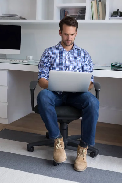 Człowiek komputera przenośnego na biurku — Zdjęcie stockowe
