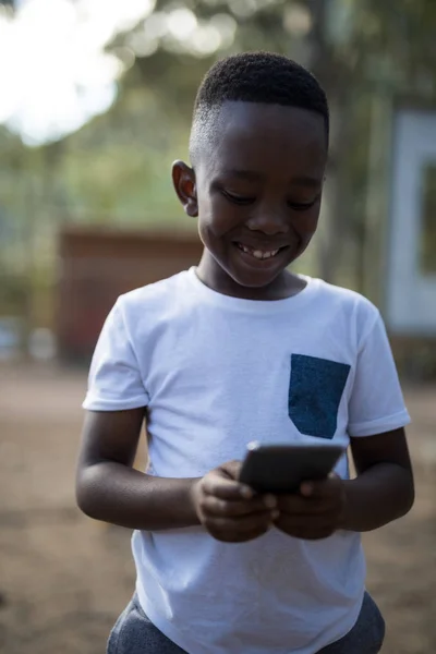 Ragazzo carino utilizzando il telefono cellulare — Foto Stock