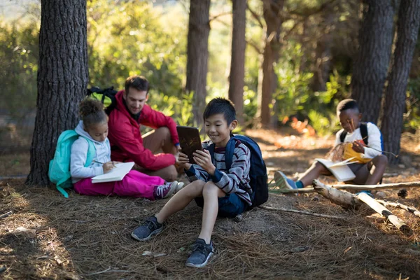 Profesor y niños relajándose en el bosque —  Fotos de Stock