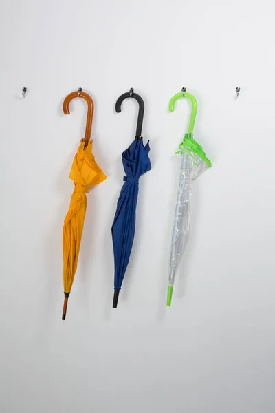 Różnych parasol, wiszący na hak — Zdjęcie stockowe