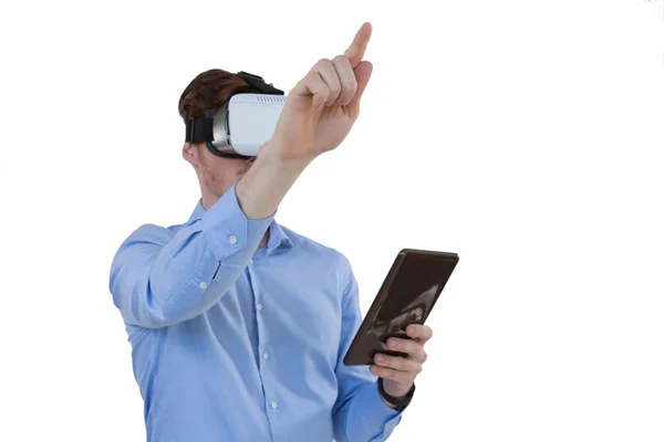 Executivo masculino usando fone de ouvido realidade virtual — Fotografia de Stock