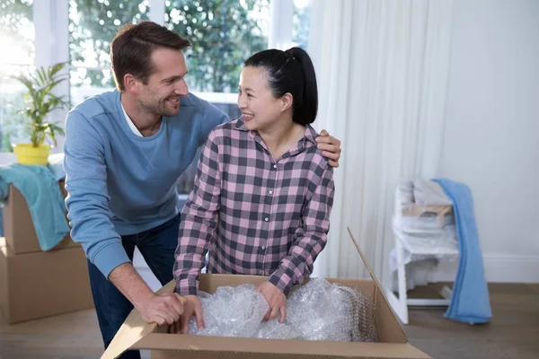 Couple unpacking boxes in new home — Stock Photo, Image
