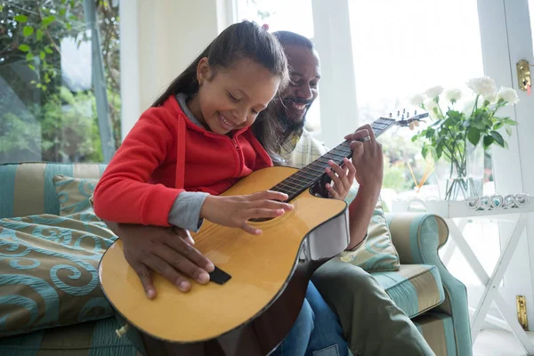 Vader en dochter samen gitaar spelen — Stockfoto