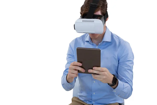Executivo masculino usando fone de ouvido realidade virtual — Fotografia de Stock