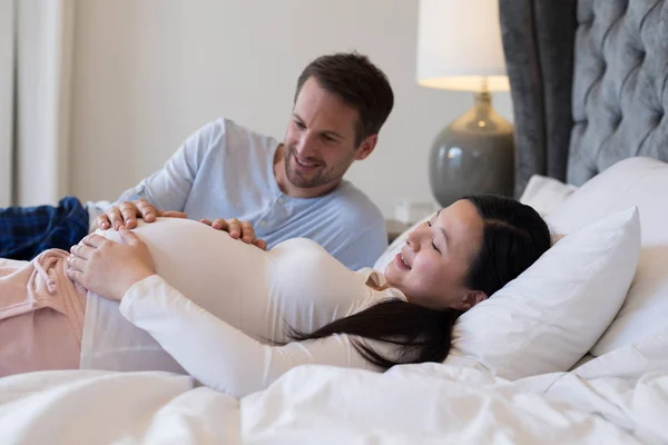 Paret känner närvaron av barnet i magen — Stockfoto