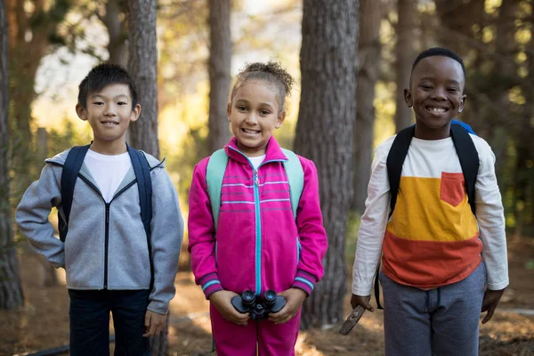 Niños felices sosteniendo prismáticos — Foto de Stock