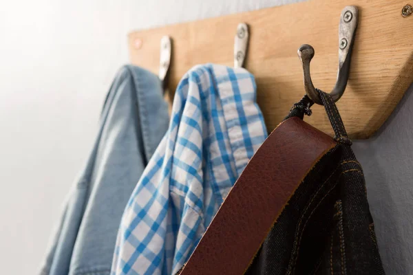 Джинсы, джинсовая куртка и рубашка — стоковое фото