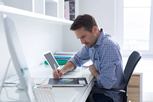 Man die aan het bureau werkt — Stockfoto