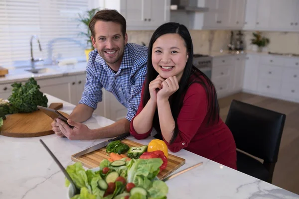 Pareja apoyada en la encimera de la cocina —  Fotos de Stock