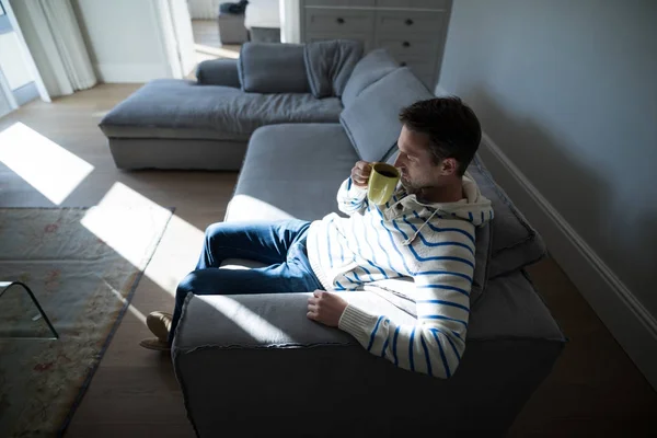 Hombre tomando café en la sala de estar — Foto de Stock