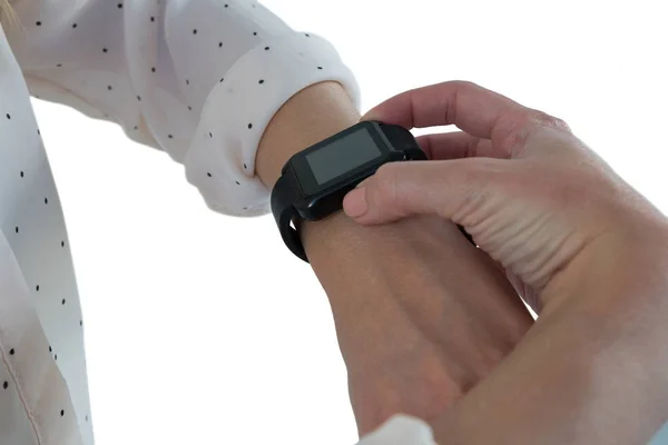 Executivo feminino usando smartwatch — Fotografia de Stock