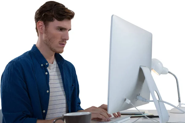 Ejecutiva masculina trabajando en computadora —  Fotos de Stock