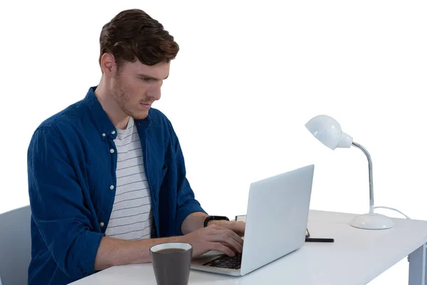 Мужчина, использующий ноутбук за столом — стоковое фото