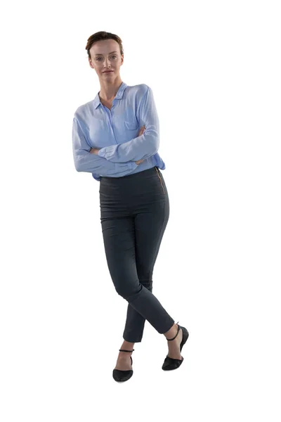 Vrouwelijke uitvoerende staand met armen gekruist — Stockfoto