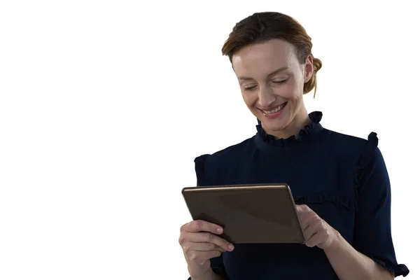 Executivo feminino usando tablet — Fotografia de Stock