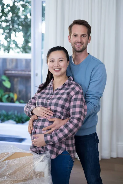 Man vidrör kvinna gravid mage — Stockfoto