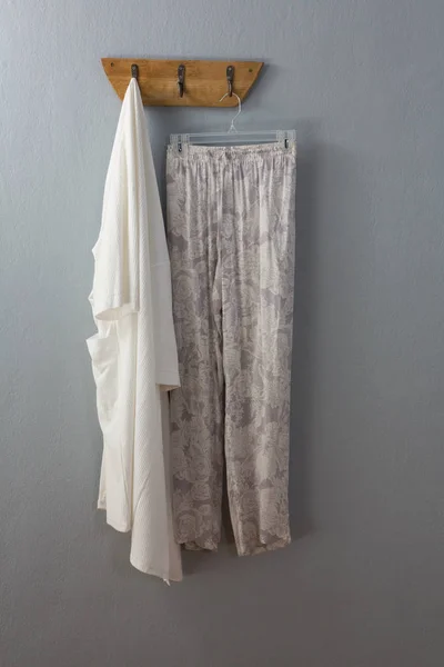 Bavlněné kalhoty a top visí na háčku — Stock fotografie