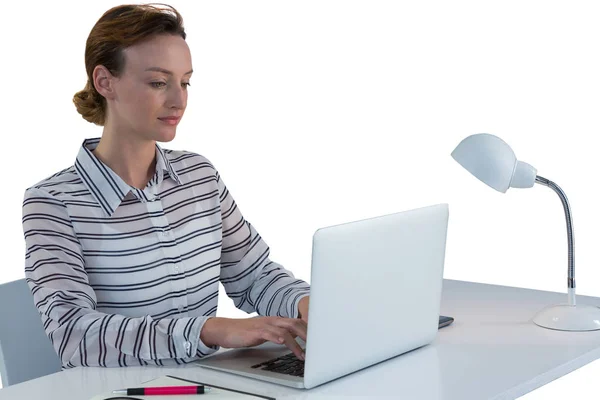 Kadın yönetici masa başında dizüstü bilgisayar kullanarak — Stok fotoğraf