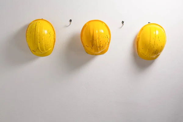 Veiligheidshelmen opknoping op de haak — Stockfoto