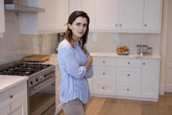 Donna in piedi in cucina a casa — Foto Stock