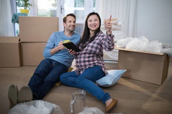 Casal usando tablet digital — Fotografia de Stock