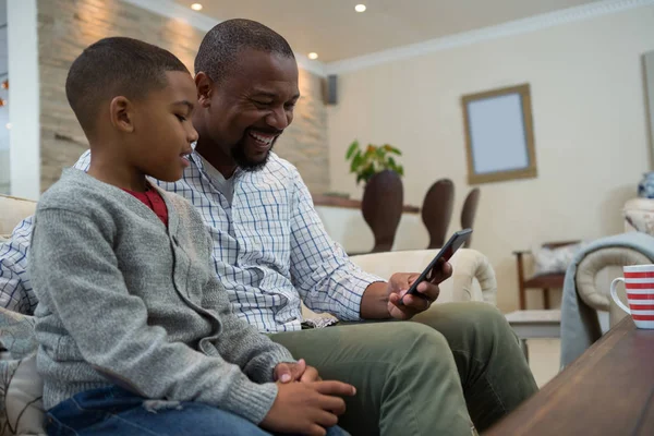 Pai e filho usando telefone — Fotografia de Stock