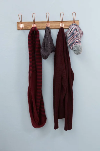 Varma kläder hängande på krok — Stockfoto