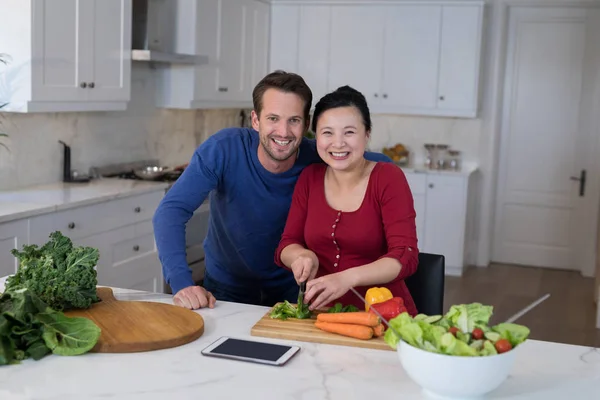 Pareja de verduras picadas para preparar ensalada —  Fotos de Stock