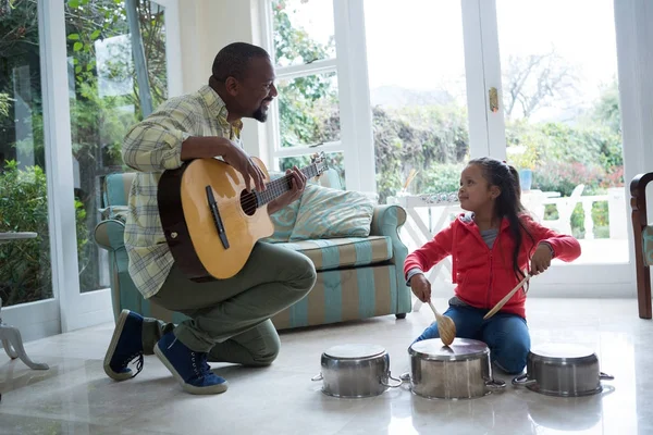 Vater und Tochter spielen mit der Gitarre — Stockfoto