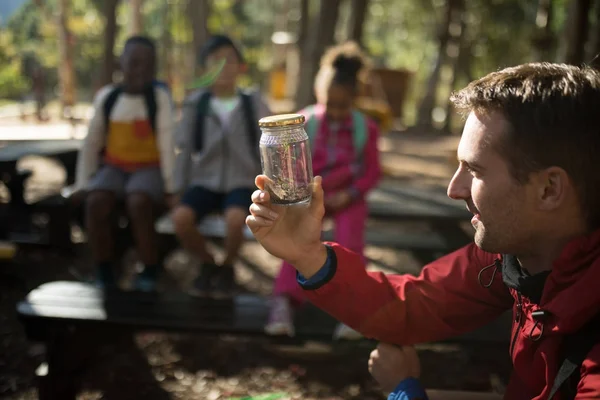 Teacher experimenting soil in park — Stock Photo, Image