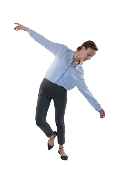 Equilibração executiva feminina enquanto acorda — Fotografia de Stock