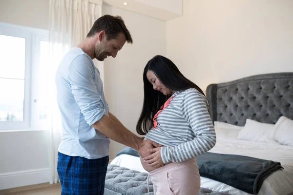 Hombre tocando a mujer embarazada estómago —  Fotos de Stock