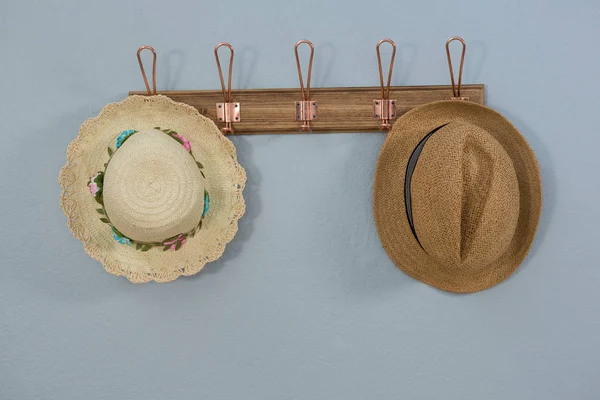 Соломенные шляпы висят на крючке — стоковое фото
