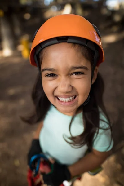 Chłopiec dziewczynka noszenia kasku — Zdjęcie stockowe