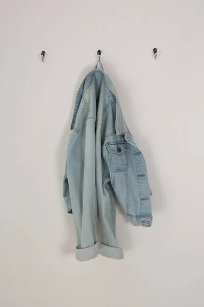 Veste en denim accrochée au crochet — Photo