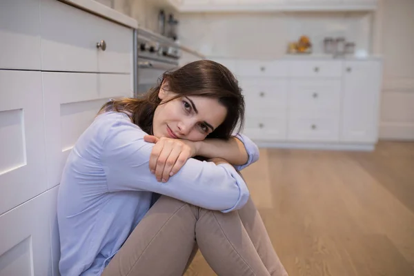 Orolig kvinna sitter i köket — Stockfoto