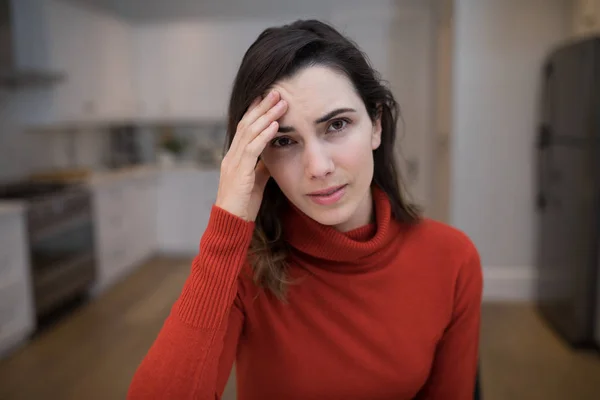 Женщина, страдающая головной болью — стоковое фото