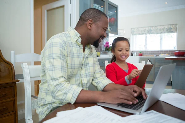 Figlia mostrando diario al padre — Foto Stock