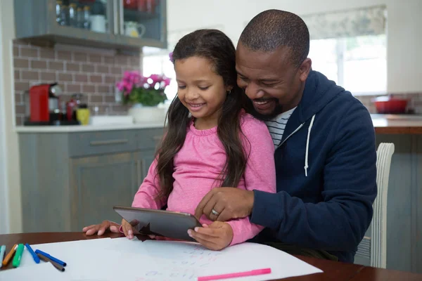 Padre e figlia utilizzando tablet — Foto Stock