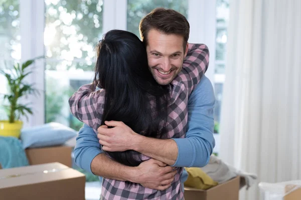 Paar die elkaar omhelzen — Stockfoto