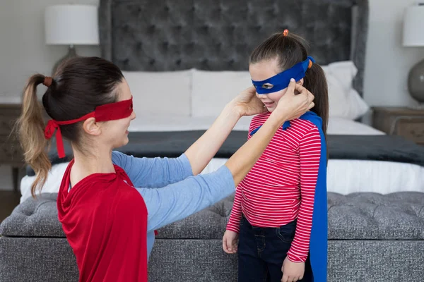 Madre e hija fingiendo ser superhéroes —  Fotos de Stock